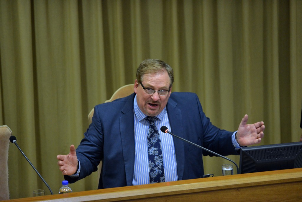 Evangelical powerhouse, the Rev. Rick Warren of Saddleback Church in Southern California, addresses the Vatican conference Humanum: An International Interreligious Colloquium on the Complementarity of Man and Woman, in November 2014. Photo via Flickr/Humanum IT.