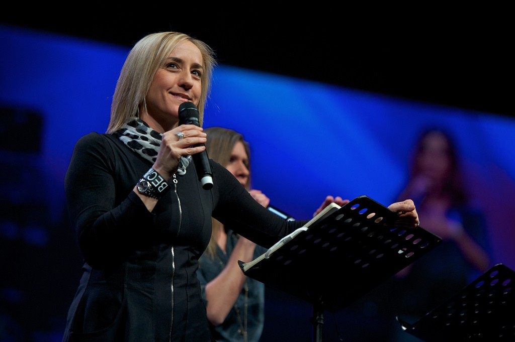 The Rev. Christine Caine of Australia speaks at the Willow Leitungskongress 2012. 
